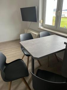 a meeting room with a table and chairs at Ferienwohnung Bettina in Bad Staffelstein