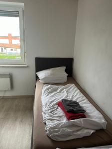 バート・シュタッフェルシュタインにあるFerienwohnung Bettinaの小さなベッドルーム(白いシーツと窓付)