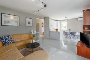 een woonkamer met een bank en een tafel bij Apartment Sara Premium in Funtana