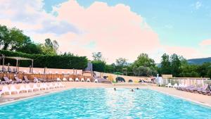 Bazén v ubytování Camping maeva Escapades Ludo Parc nebo v jeho okolí
