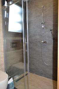 eine Dusche mit Glastür im Bad in der Unterkunft çeşme boyalıkta süper lüks in Cesme