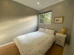Habitación pequeña con cama y ventana en The Potting Shed en Invergowrie