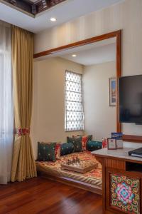 - un salon avec un canapé et un grand miroir dans l'établissement The Grand Dragon Ladakh, à Leh