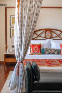 - une chambre avec un lit à baldaquin dans l'établissement The Grand Dragon Ladakh, à Leh