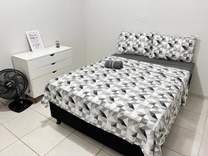 Ein Bett oder Betten in einem Zimmer der Unterkunft Ap Proximo Unigran Escola Nota 10 Area central!