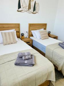 1 dormitorio con 2 camas y toallas. en Super con gran terraza y vistas, en Gran Alacant