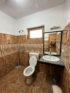 łazienka z toaletą i umywalką w obiekcie sky land w mieście Leh