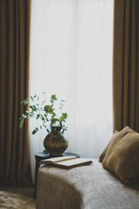 un libro en una cama con un jarrón en una mesa en Hotel Gounod Fully Renovated, en Niza