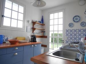 Kuchyň nebo kuchyňský kout v ubytování Le jardin de la plage