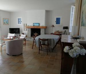 TV a/nebo společenská místnost v ubytování Le jardin de la plage