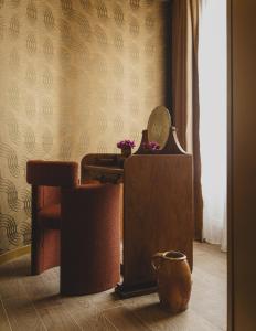 Habitación con mesa, espejo y silla. en Hotel Gounod Fully Renovated, en Niza