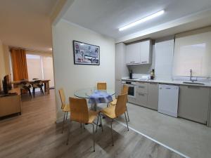 a kitchen and dining room with a table and chairs at Las quintas de bricia 5- a in Posada de Llanes