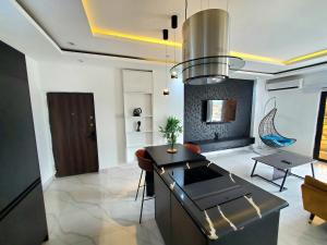 un salon avec une cuisine et une salle à manger dans l'établissement Star tower, à Accra