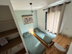 Habitación pequeña con cama y ventana en Chambre privée au calme - Proche gare - Parking gratuit en Le Gond