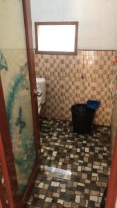 a bathroom with a shower and a toilet at Garden Home, Chanthaburi in Ban Bo