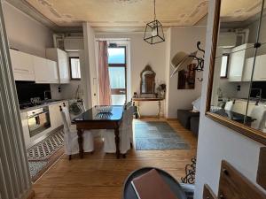 cocina y sala de estar con mesa en una habitación en VeronaJourneys Emilei, en Verona