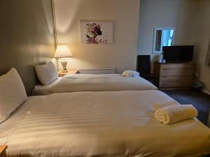 Postel nebo postele na pokoji v ubytování Trecarn Hotel
