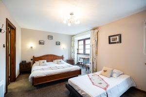 - une chambre avec 2 lits et une fenêtre dans l'établissement Hôtel Berceau Du Vigneron, à Turckheim