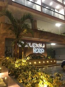 Espacio Chic في سانتا كروز دي لا سيرا: علامة على جانب مبنى به نباتات