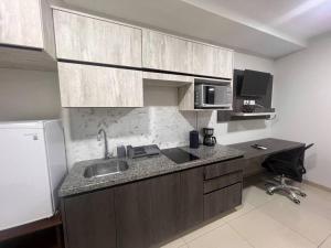 Espacio Chic في سانتا كروز دي لا سيرا: مطبخ مع حوض وطاولة عمل