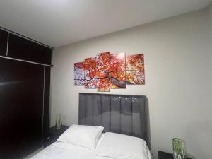 Espacio Chic في سانتا كروز دي لا سيرا: غرفة نوم بها سرير و لوحتين على الحائط +32 صورة