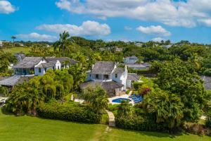 eine Luftansicht eines Hauses mit Pool und Bäumen in der Unterkunft Coconut Grove 2, Royal Westmoreland by Island Villas in Saint James