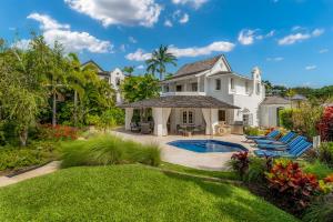 una casa con piscina y césped en Coconut Grove 2, Royal Westmoreland by Island Villas en Saint James