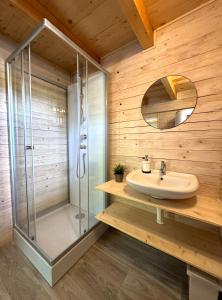 W łazience znajduje się prysznic i umywalka. w obiekcie Chata RESTART w mieście Jevíčko
