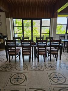 A restaurant or other place to eat at Marten's Wilderness Retreat