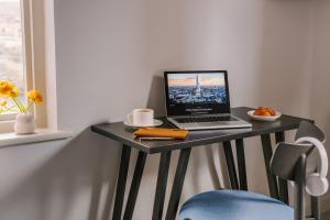laptopa siedzącego na czarnym stole obok okna w obiekcie Sonder The Gilbert w Londynie
