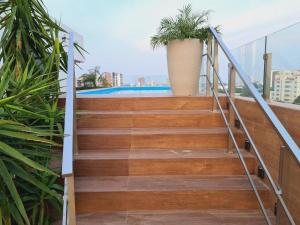 um conjunto de escadas com piscina e plantas em Sirari Palm Monoambiente Premium !!! em Santa Cruz de la Sierra