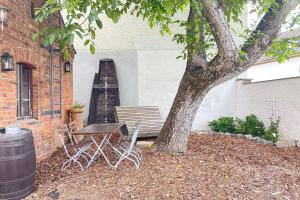 ein Picknicktisch und eine Bank neben einem Baum in der Unterkunft Hofstelle No1- Erpel in Lübbenau