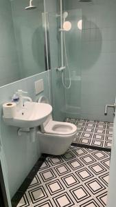 y baño con aseo, lavabo y ducha. en Extra large very big Stander bedroom near station in london, en Londres