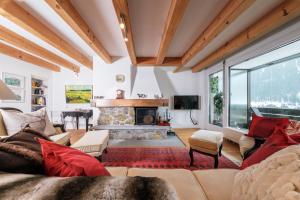 sala de estar con sofá y chimenea en Heart of Davos apartments, en Davos
