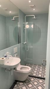 y baño con ducha, aseo y lavamanos. en Extra large very big Stander bedroom near station in london, en Londres