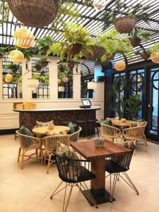 Restaurant o un lloc per menjar a Luxary Home VIP Flora inn
