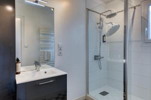 La salle de bains est pourvue d'un lavabo et d'une douche. dans l'établissement Céline - Belle Maison moderne, à Le Petit-Quevilly