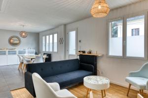 - un salon avec un canapé bleu et une table dans l'établissement Céline - Belle Maison moderne, à Le Petit-Quevilly