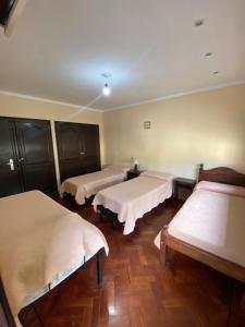 Pokój szpitalny z trzema łóżkami w obiekcie COYA HOSTEL w mieście Salta