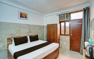 sypialnia z dużym łóżkiem w pokoju w obiekcie icyhotels Hotel Exotic 58 w mieście Noida