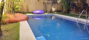 uma piscina insuflável em Casa incrivel piscina privada e jacuzzi Villa Deluxe Pipa Spa Beleza Resort em Pipa