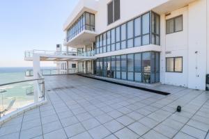 un balcon d'appartement avec vue sur l'océan dans l'établissement 1401 Hibernian Towers Luxury Self Catering Apartment Strand Western Cape South Africa, au Cap