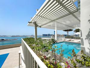 Bazén v ubytování Seaside Serenity: 1-BR Apartment with Beach Access nebo v jeho okolí