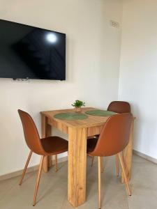 パリチにあるSOBE AVAの木製テーブル(椅子付)、壁掛けテレビ