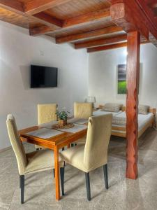 - une salle à manger avec une table, des chaises et un lit dans l'établissement SOBE AVA, à Palić