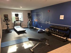 The fitness centre and/or fitness facilities at Holiday Inn Express Hotel and Suites Alice, an IHG Hotel