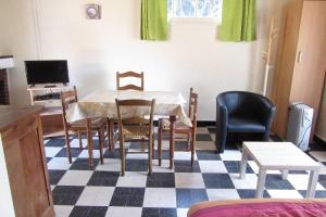 - une salle à manger avec une table et des chaises dans l'établissement Pétrouchka dans les pins, à Saint-Hilaire-de-Riez