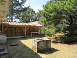 - un pavillon en bois avec une table de pique-nique dans la cour dans l'établissement Pétrouchka dans les pins, à Saint-Hilaire-de-Riez