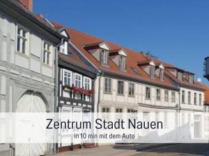 une rangée de bâtiments avec les mots zentrum stab navan dans l'établissement Möbliertes Haus in Nauen H1, à Nauen