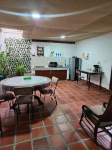 Habitación con mesa, sillas y cocina. en Casa amplia, cerca a la Basílica, en Buga